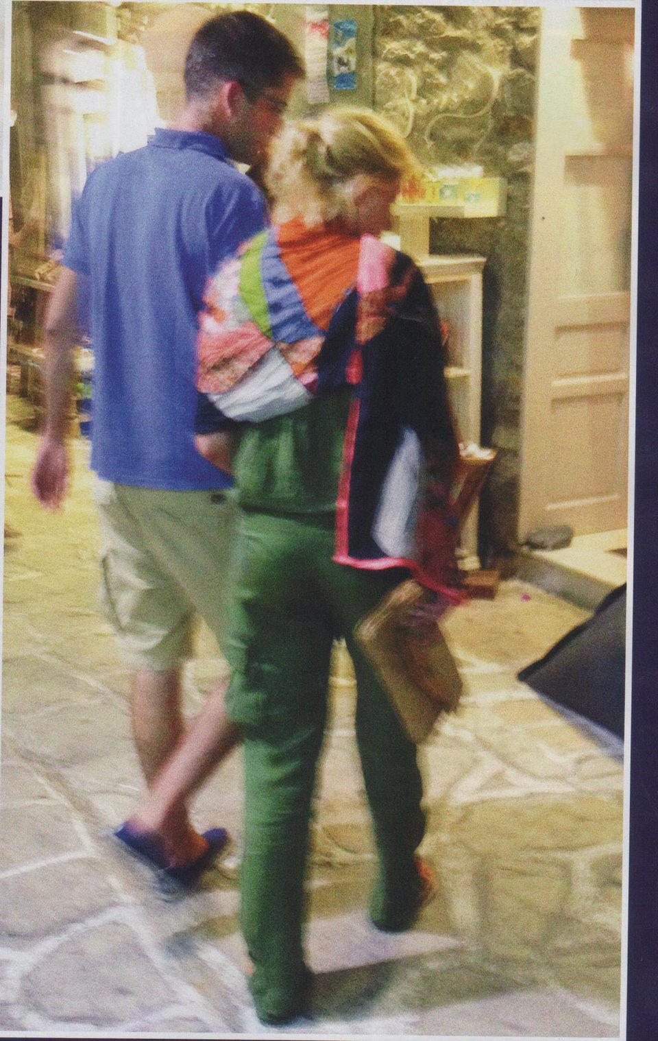 Xέρι-χέρι πιασμένοι, διαχυτικοί,  στα στενά της Αντιπάρου η Σία Κοσιώνη και ο Κώστας Μπακογιάννης [εικόνες] | iefimerida.gr 3