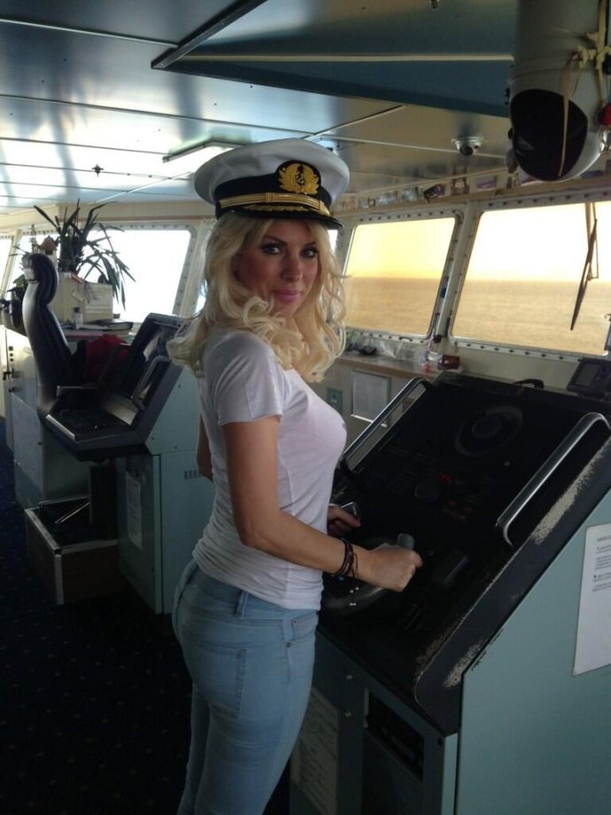 H Μενεγάκη με καπέλο καπετάνιου στο πηδάλιο του πλοίου της γραμμής για Άνδρο [εικόνες] | iefimerida.gr 0