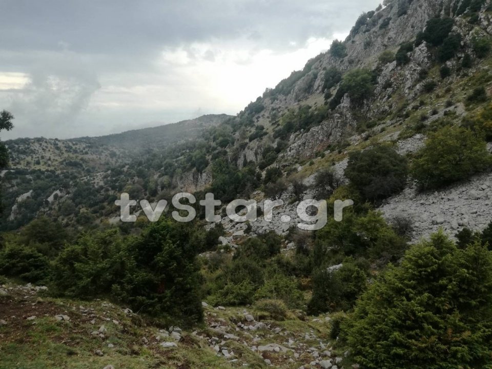 H ανάσυρση της σορού του βοσκού από την 7η ΕΜΑΚ στον Αλμυρό [εικόνες] | iefimerida.gr 3