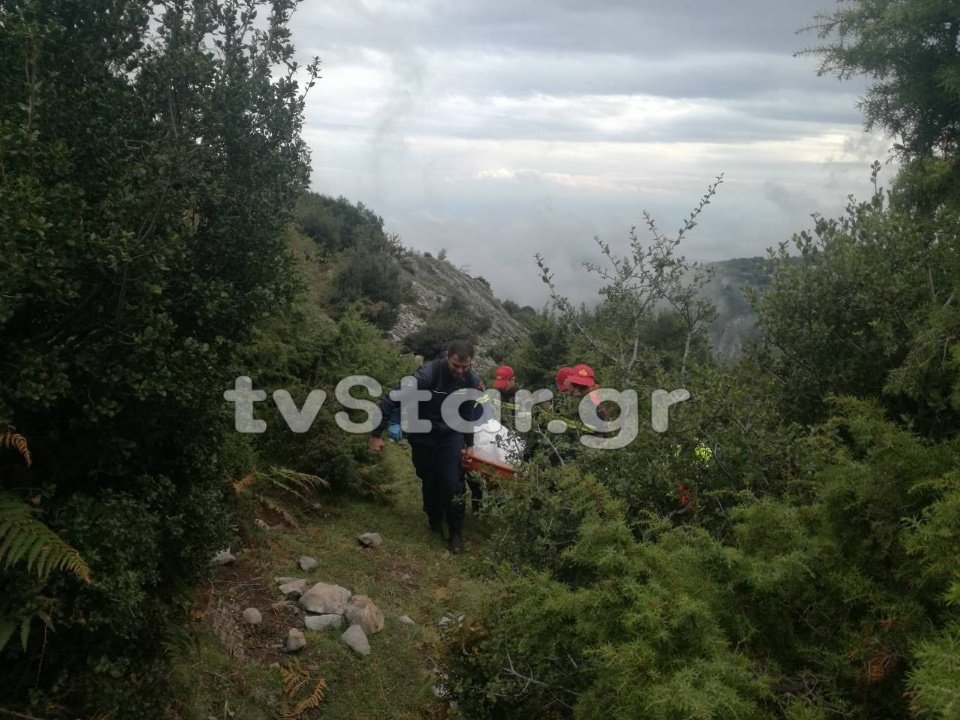 H ανάσυρση της σορού του βοσκού από την 7η ΕΜΑΚ στον Αλμυρό [εικόνες] | iefimerida.gr 1