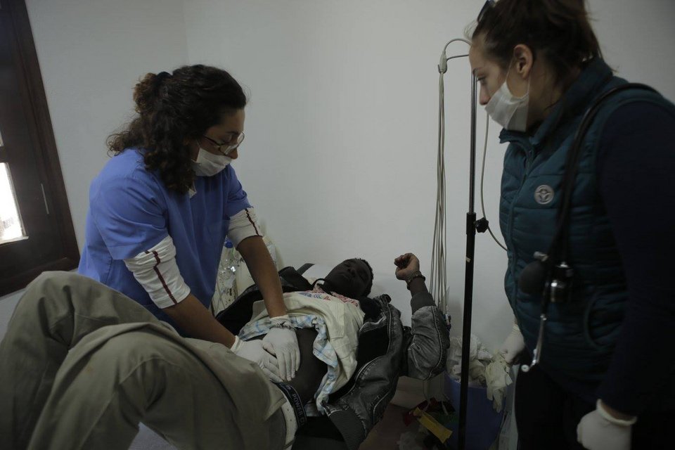 Ο φωτογράφος που έφτασε πρώτος στη Γαύδο και αντίκρισε τους 157 μετανάστες: «Μόλις με είδαν με αγκάλιαζαν κι έκλαιγαν» [εικόνες] | iefimerida.gr 5