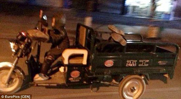 Η χειρότερη πατρική φιγούρα- Μεθυσμένος πατέρας βάζει τον 7χρονο γιο του να οδηγήσει [εικόνα] | iefimerida.gr 1