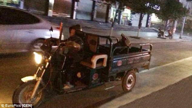 Η χειρότερη πατρική φιγούρα- Μεθυσμένος πατέρας βάζει τον 7χρονο γιο του να οδηγήσει [εικόνα] | iefimerida.gr 0