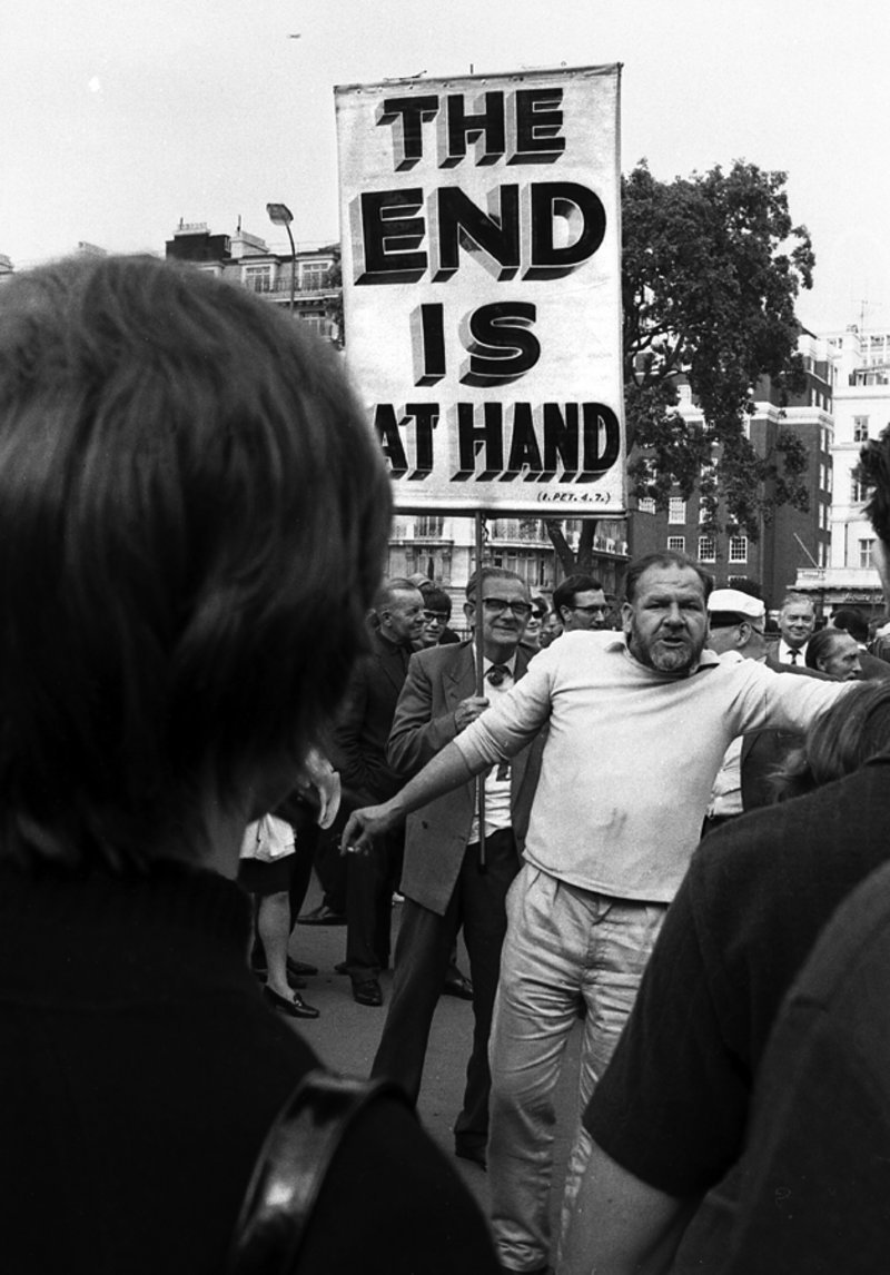 The End is at Hand (Το Τέλος πλησιάζει).Ρήτορας επί εδάφους, προειδοποιεί για το τέλος του κόσμου