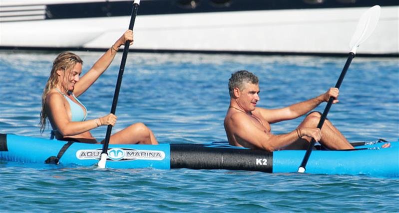 Οι κοινές διακοπές του Αρη Σπηλιωτόπουλου και της Ελεονώρας Μελέτη στη Μύκονο -Ανέμελοι, τραβούν κουπί στα γαλάζια νερά [εικόνα] | iefimerida.gr 0