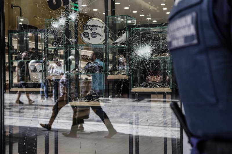 ΓΓ Δημόσιας Τάξης: Μεμονωμένο περιστατικό η επιδρομή στην Ερμού | iefimerida.gr 0