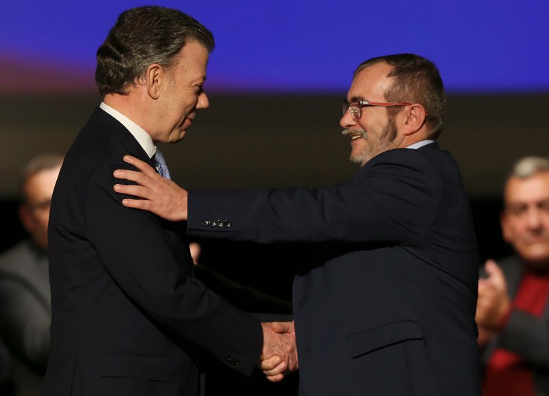 Κολομβία: έδωσαν -ξανά- τα χέρια κυβέρνηση και FARC - υπεγράφη νέα ειρηνευτική συμφωνία | iefimerida.gr 0
