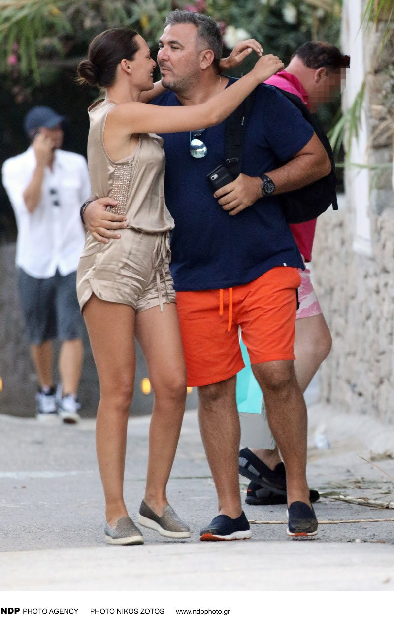 Ρέμος και Μπόσνιακ τρελά ερωτευμένοι στη Μύκονο -Αγκαλιές και φιλιά στη μέση του δρόμου [εικόνες] | iefimerida.gr 2