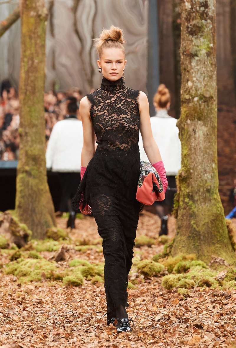 Αυτός είναι ο λόγος που οι γυναίκες θέλουν να έρθει ο επόμενος χειμώνας -Τον βρήκαμε στο δάσος της Chanel [εικόνες] | iefimerida.gr 51