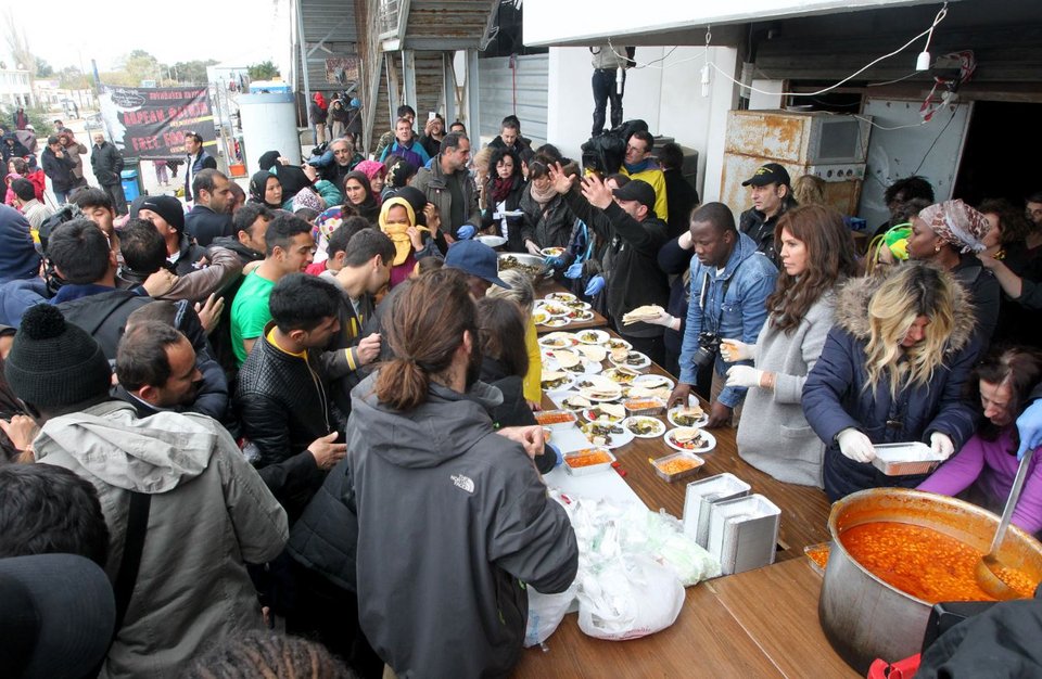 Η Βάνα Μπάρμπα γιόρτασε τα Κούλουμα μαζί με τους πρόσφυγες στο Ελληνικό [εικόνες] | iefimerida.gr 0