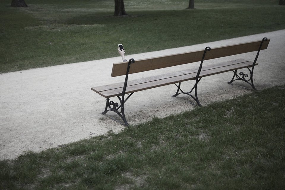 Η έκθεση φωτογραφίας που θα σοκάρει: Δείχνει την εξάρτηση του σύγχρονου ανθρώπου από τα smartphones [εικόνες] | iefimerida.gr 1