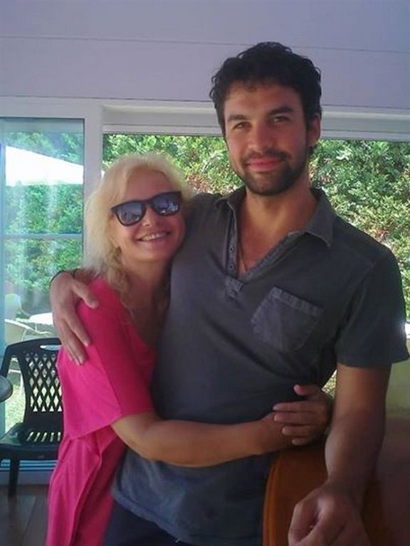 Αυτός είναι ο (ωραίος) γιος της Νικολούλη -Σκηνοθέτης, γυρίζει ταινία το βιβλίο της [εικόνες] | iefimerida.gr 0