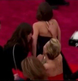 Συνέβη στα Οσκαρ: Ο Μπραντ Πιτ τρώει πίτσα και η Αντζελίνα κοιτάζει αλλού, ενώ οι σταρ βγάζουν το selfie με τα περισσότερα retweet στην ιστορία [εικόνες] | iefimerida.gr 3