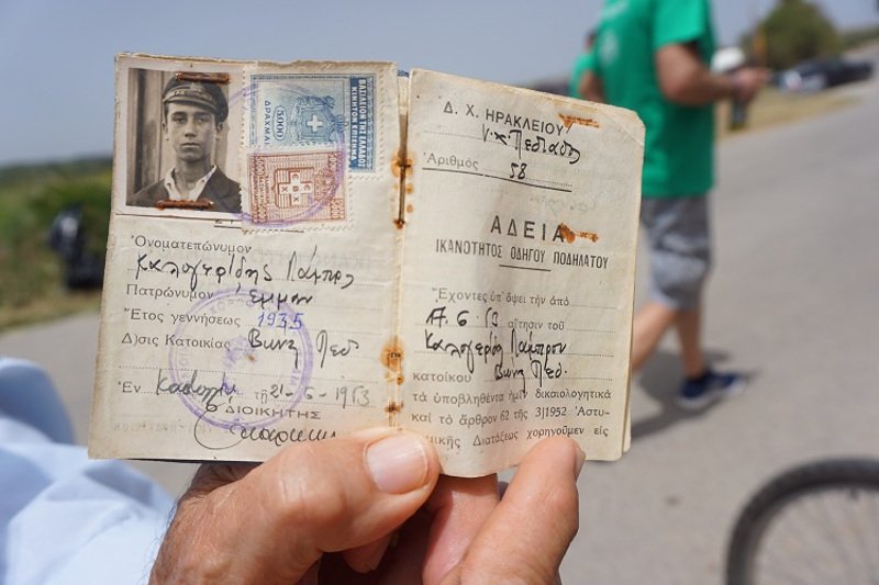 Ο 82χρονος Κρητικός που έχει... δίπλωμα οδήγησης ποδηλάτου -Vintage ιστορία [εικόνες] | iefimerida.gr 1