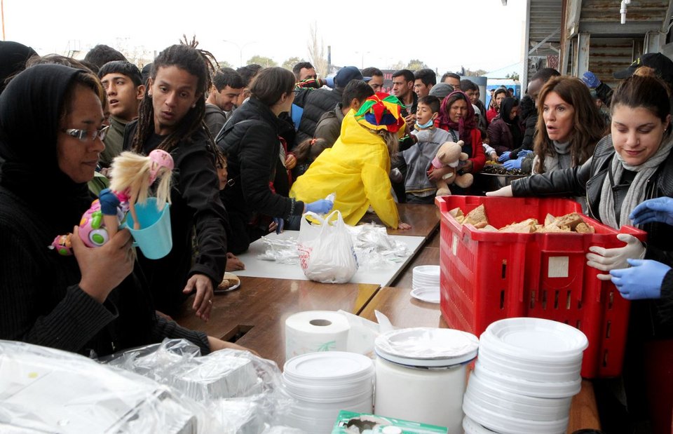 Η Βάνα Μπάρμπα γιόρτασε τα Κούλουμα μαζί με τους πρόσφυγες στο Ελληνικό [εικόνες] | iefimerida.gr 1