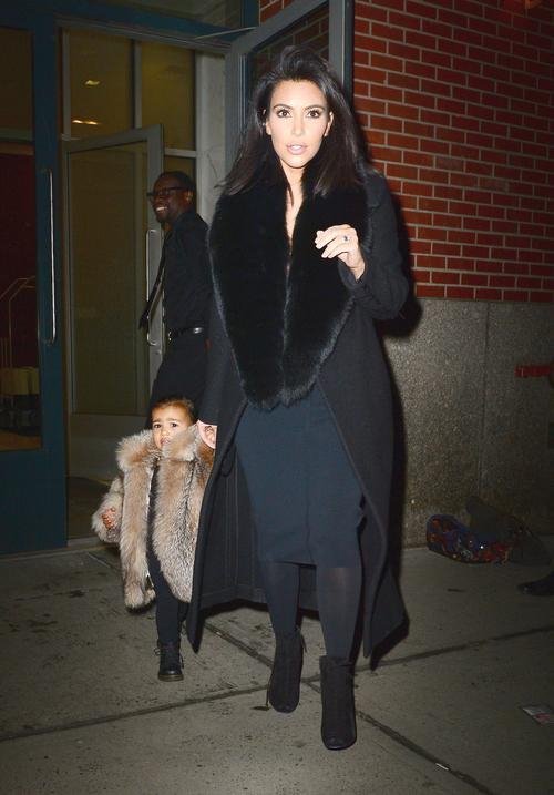 Εξαλλη η PETA με την Κιμ Καρντάσιαν: Φόρεσε γούνα στην κόρη της [εικόνες] | iefimerida.gr 1