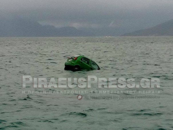 Σοκ στο λιμάνι της Αίγινας - Αμάξι έπεσε στη θάλασσα [εικόνα] | iefimerida.gr 0