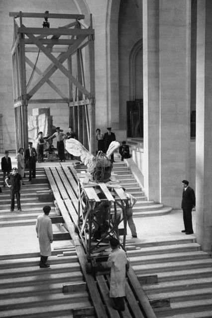 Eλληνες βομβαρδίζουν το facebook του Μουσείου του Λούβρου και ζητούν να επιστρέψει στην Ελλάδα η Νίκη της Σαμοθράκης [εικόνες] | iefimerida.gr 1