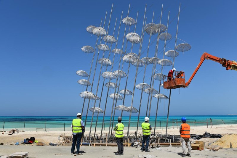 Εστησαν τις «Ομπρέλες» του Ζογγολόπουλου στην Αίγυπτο -Βήμα-βήμα η τοποθέτηση [εικόνες] | iefimerida.gr 1