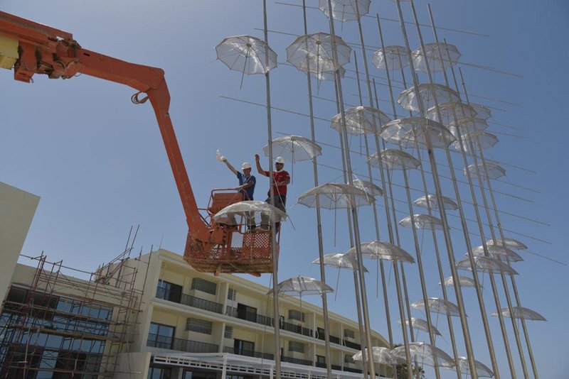 Εστησαν τις «Ομπρέλες» του Ζογγολόπουλου στην Αίγυπτο -Βήμα-βήμα η τοποθέτηση [εικόνες] | iefimerida.gr 0