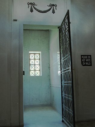 Σε πλειστηριασμό ο τάφος του Έλβις -Τιμή εκκίνησης τα 80.000 ευρώ [εικόνες] | iefimerida.gr 1