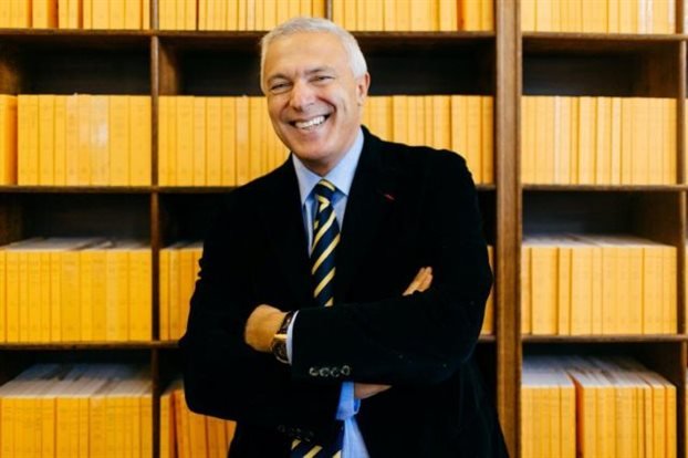 «Η χρησιμότητα του άχρηστου»: Με αυτό το βιβλίο μπήκε ο Κατρούγκαλος στη Βούλη [εικόνες] | iefimerida.gr 1