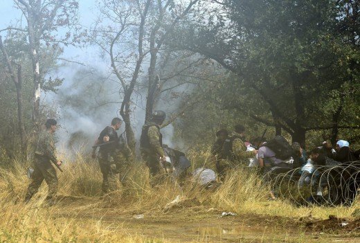 Επίθεση με γκλομπς και βόμβες κρότου λάμψης από τους Σκοπιανούς στους πρόσφυγες [εικόνες & βίντεο] | iefimerida.gr 1