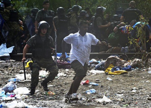 Επίθεση με γκλομπς και βόμβες κρότου λάμψης από τους Σκοπιανούς στους πρόσφυγες [εικόνες & βίντεο] | iefimerida.gr 2