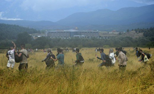 Επίθεση με γκλομπς και βόμβες κρότου λάμψης από τους Σκοπιανούς στους πρόσφυγες [εικόνες & βίντεο] | iefimerida.gr 4