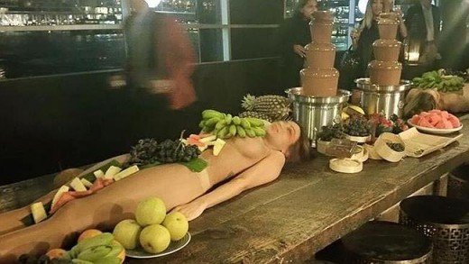 Γυμνές γυναίκες αντί για πιατέλες - Εστιατόριο προκάλεσε σάλο με την ιδέα του [εικόνες & βίντεο] | iefimerida.gr 1