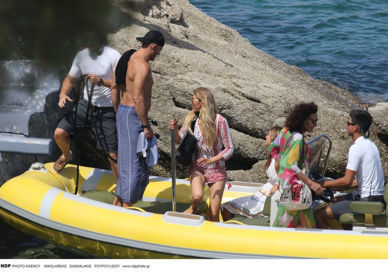 Στη Σκιάθο ένας από τους πιο πλούσιους επιχειρηματίες του κόσμου -Με το πλωτό παλάτι του [εικόνες] | iefimerida.gr 4