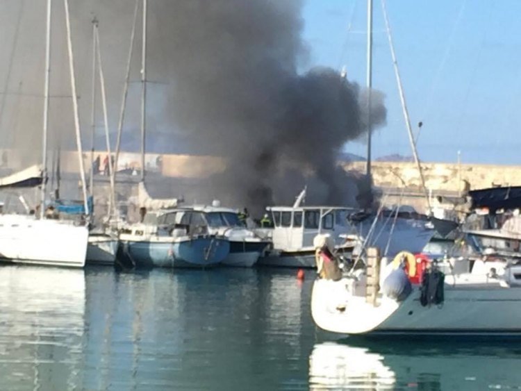  Ηράκλειο: Στις φλόγες σκάφος στο Ενετικό Λιμάνι [εικόνες & βίντεο] | iefimerida.gr 2