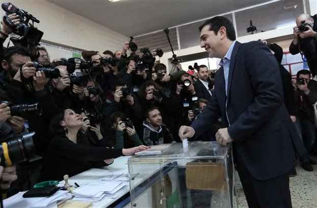 Ψήφισε σαν ροκ σταρ ο Τσίπρας -Πανζουρλισμός στο εκλογικό κέντρο [εικόνες] | iefimerida.gr 2
