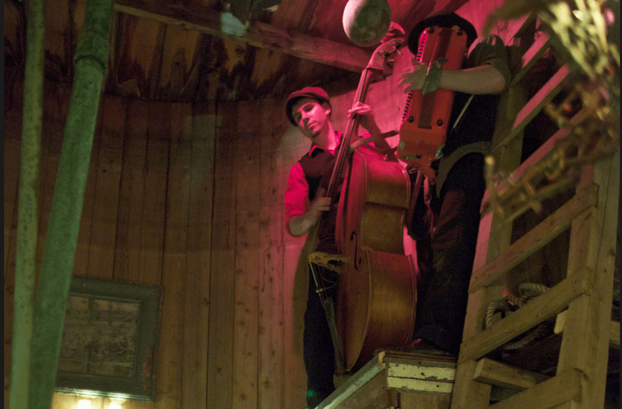 Στα άδυτα του πιο περίεργου, παράνομου, πριβέ μπαρ, μέσα σε δεξαμενή νερού [εικόνες] | iefimerida.gr 7