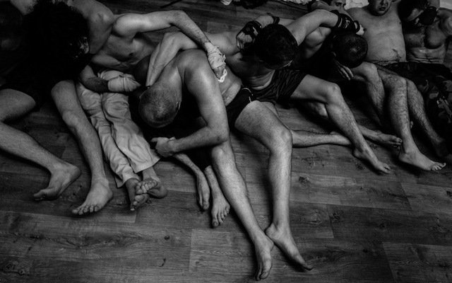 Πλούσιοι Ρώσοι πληρώνουν 900 δολάρια την εβδομάδα για να τους πλακώσουν στο ξύλο [εικόνες & σκληρό βίντεο] | iefimerida.gr 7