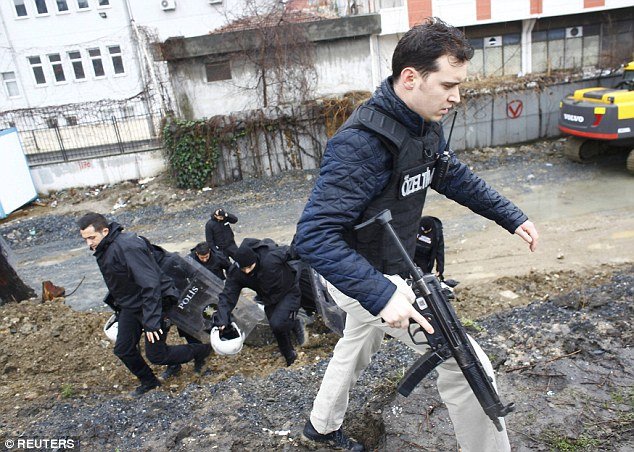 Νεκρές οι 2 γυναίκες που επιτέθηκαν σε αστυνομικό τμήμα της Κωνσταντινούπολης [εικόνες & βίντεο] | iefimerida.gr 6