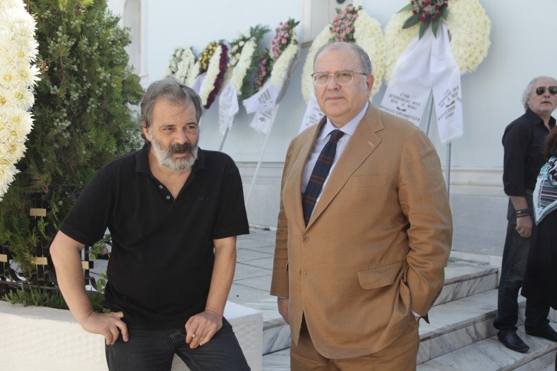 Πλήθος κόσμου συνόδεψε τον Δημήτρη Μαρωνίτη στην τελευταία του κατοικία [εικόνες] | iefimerida.gr 6