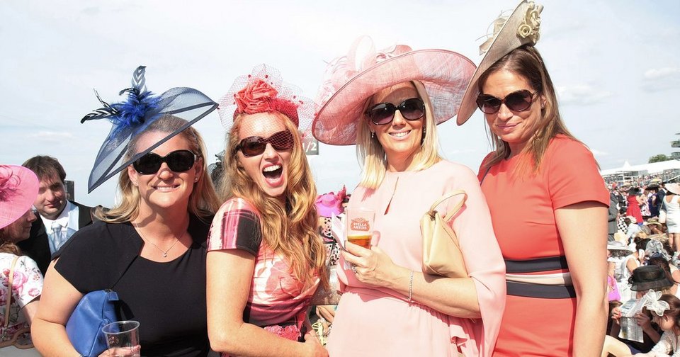 «Ημέρα των Κυριών»: Βρετανίδες με τρελά καπέλα στις ιπποδρομίες -Σαμπάνια και ευτράπελα [εικόνες] | iefimerida.gr 4