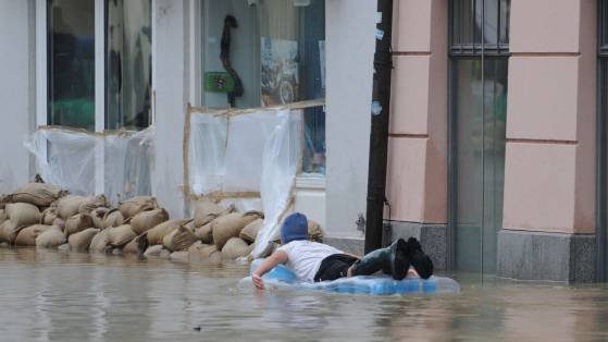 Πνίγεται η κεντρική Ευρώπη - Εννιά οι νεκροί από τις πρωτοφανείς πλημμύρες [εικόνες] | iefimerida.gr 5