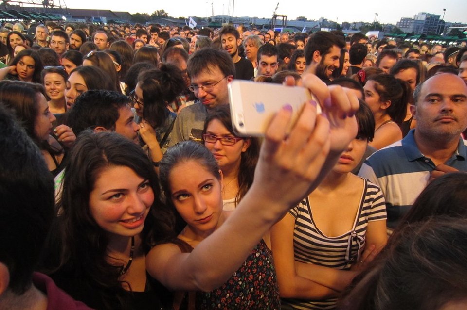 Ο Μπομπ Ντίλαν πουλάει ακόμα: Τρέλα από τους πιτσιρικάδες στη Θεσσαλονίκη [εικόνες&βίντεο] | iefimerida.gr 1