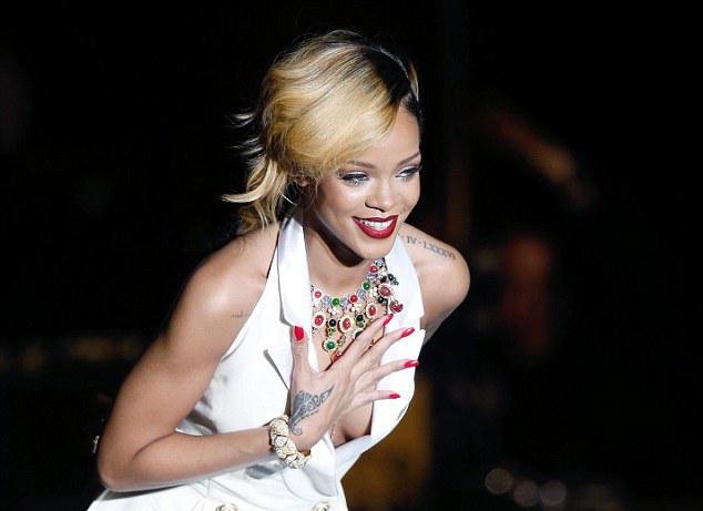 Η Ριάνα ντυμένη με λευκό μίνι σμόκιν σκύβει με νάζι κι αποκαλύπτει τον εσωτερικό της κόσμο [εικόνες] | iefimerida.gr 6