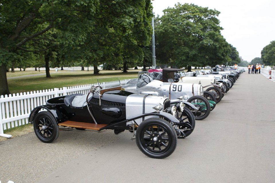 Η απόλυτη αίγλη - 550 Aston Martin σε έναν κήπο γιορτάζουν τα 100 χρόνια της εταιρείας [εικόνες] | iefimerida.gr 7