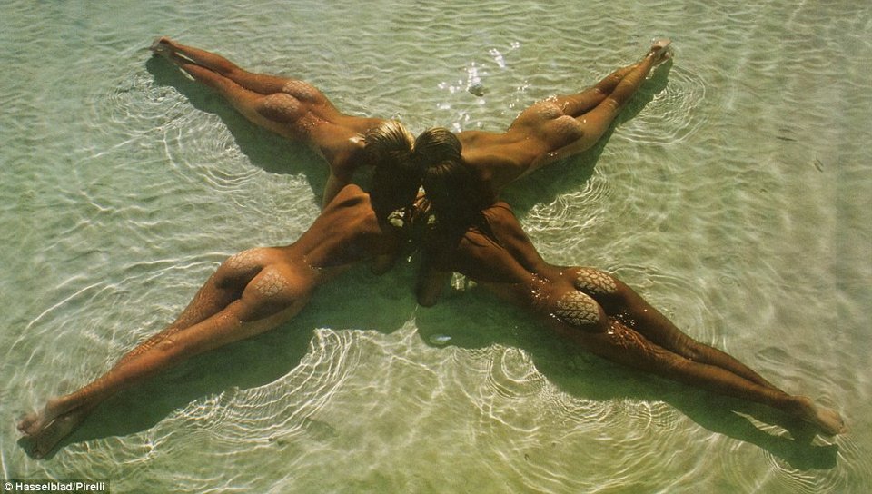 50 χρόνια άλμπουμ Pirelli: Η ανυπέρβλητη Κρίστενσεν με λευκό ανδρικό πουκάμισο [εικόνες] | iefimerida.gr 7