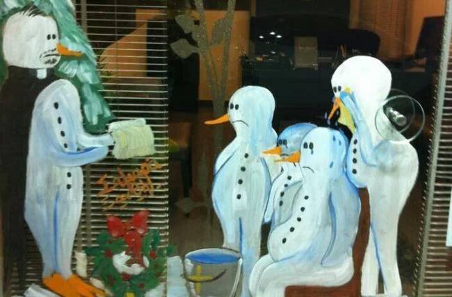 Χαμός στο twitter με τον χριστουγεννιάτικο στολισμό γραφείου τελετών στη Θεσσαλονίκη [εικόνα] | iefimerida.gr 0