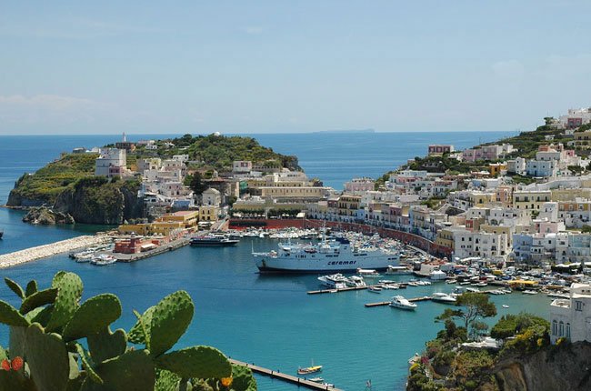 Κρίσιμη συνάντηση Μέρκελ-Ρέντσι-Ολάντ σε νησάκι της Ιταλίας | iefimerida.gr 3
