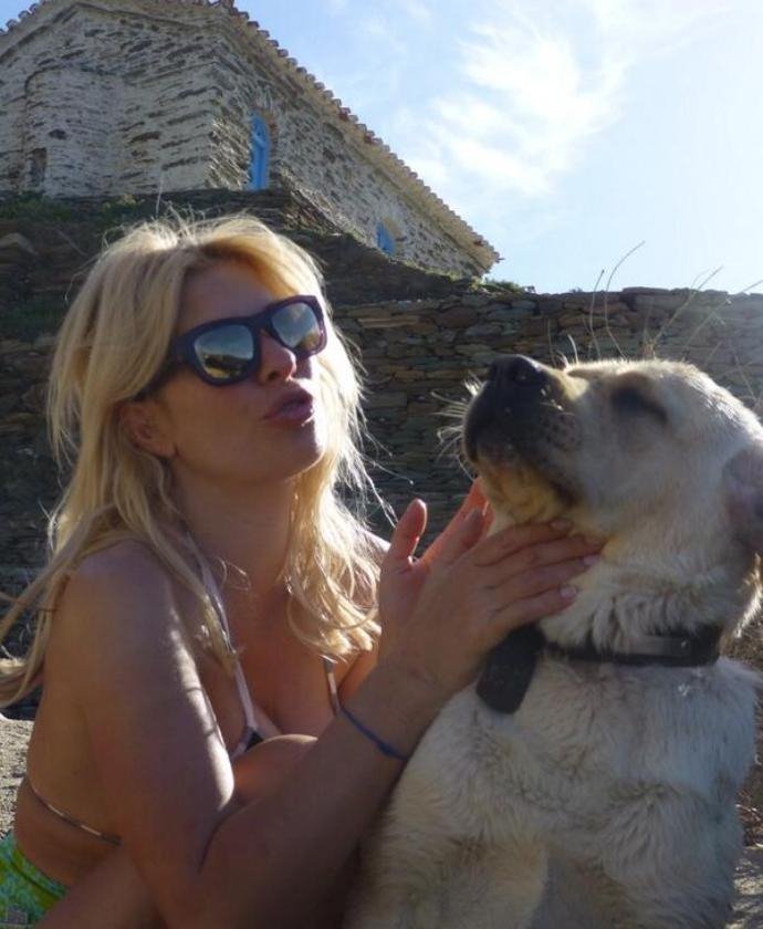 Η Ελένη Μενεγάκη με μπικίνι, παίζει με τον σκύλο της [εικόνες]  | iefimerida.gr 0