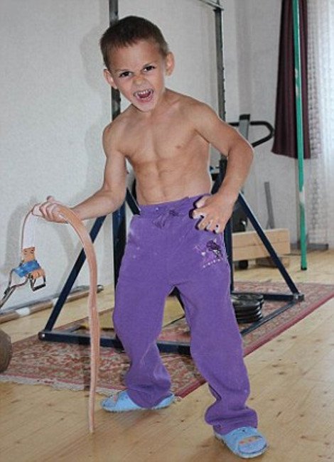 Ανεγκέφαλος πατέρας «χτίζει» μυς στα δύο πιτσιρίκια του -Με σκληρή προπόνηση και βάρη[εικόνες&βίντεο]   | iefimerida.gr 5