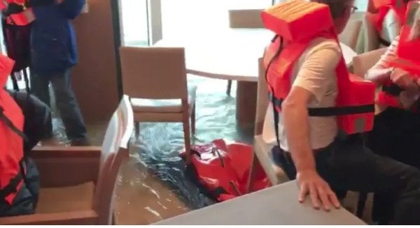 29 εικόνες και βίντεο σοκ που αποδεικνύουν πόσο τρομακτικό ήταν να είσαι για ώρες παγιδευμένος στο ακυβέρνητο Viking Sky | iefimerida.gr 6