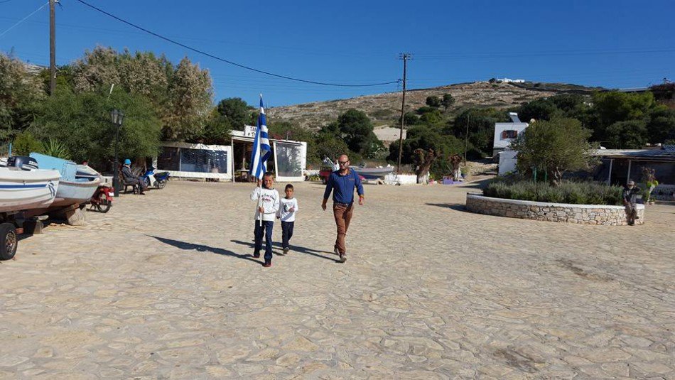 Στο ακριτικό νησί Αρκοί έγινε παρέλαση με μόλις δύο μαθητές [εικόνες] | iefimerida.gr 2