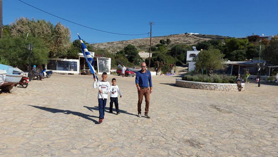 Στο ακριτικό νησί Αρκοί έγινε παρέλαση με μόλις δύο μαθητές [εικόνες] | iefimerida.gr 0